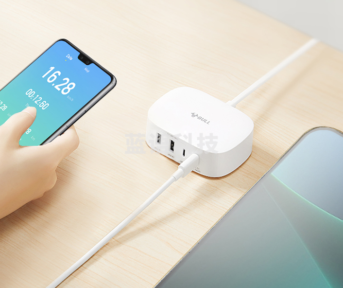 公牛 BULL 30WPD快充充电盒子/苹果手机充电器/多口充电器/充电头/USB电源适配器 支持苹果安卓手机平板 白色