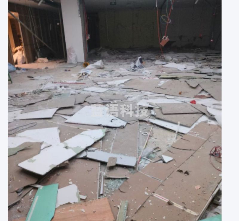 损坏的龙骨石膏板拆除