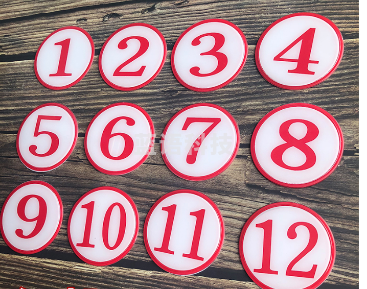 定做圆形塑料号码牌（直径约8.8cm）带别针 10个起售