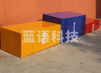 木质领奖台 印制校徽、名次