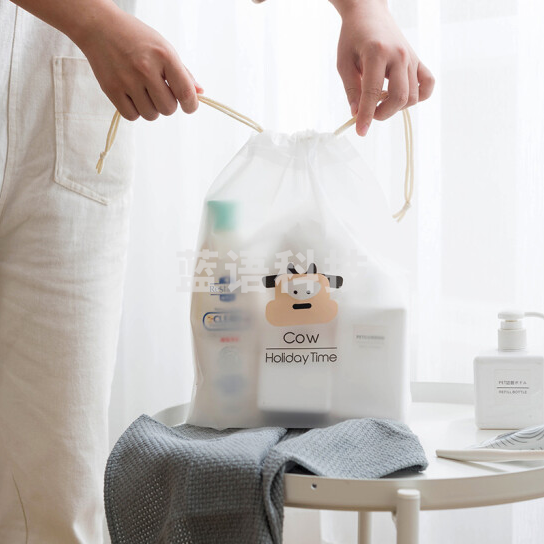 旅行套装 含毛巾、牙膏、牙刷、洗发水、香皂、漱口杯、抽纸、拖鞋一双、卷纸*2 货号：JC