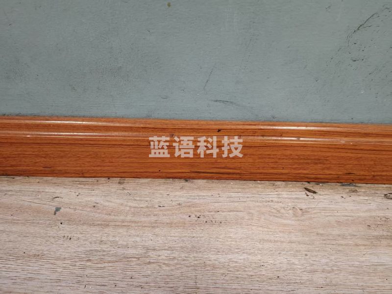 小木条 踢 脚 线